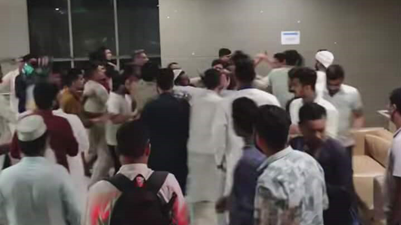 শাহবাগে এনসিপির দুই গ্রুপের সংঘর্ষ, আহত ১